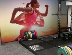 Tranh Dán Tường Cô Gái Chạy Bộ Tm03